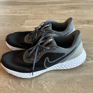 Nike Mens size 13 Flyknit Run Revolution